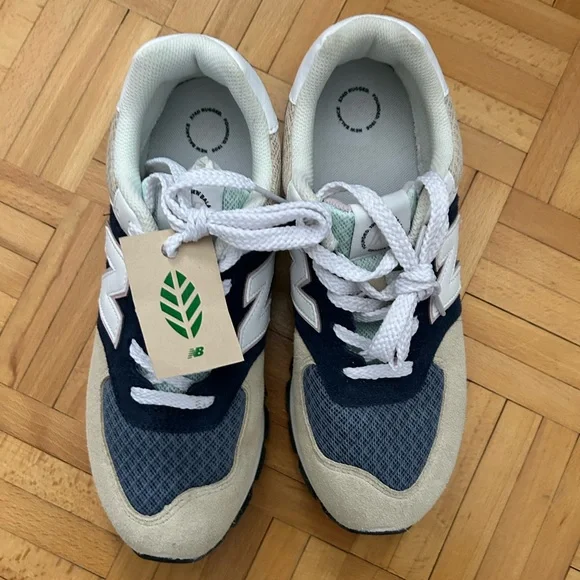 NEW BALANCE RUNNING SHOES - Picture 2 of 3